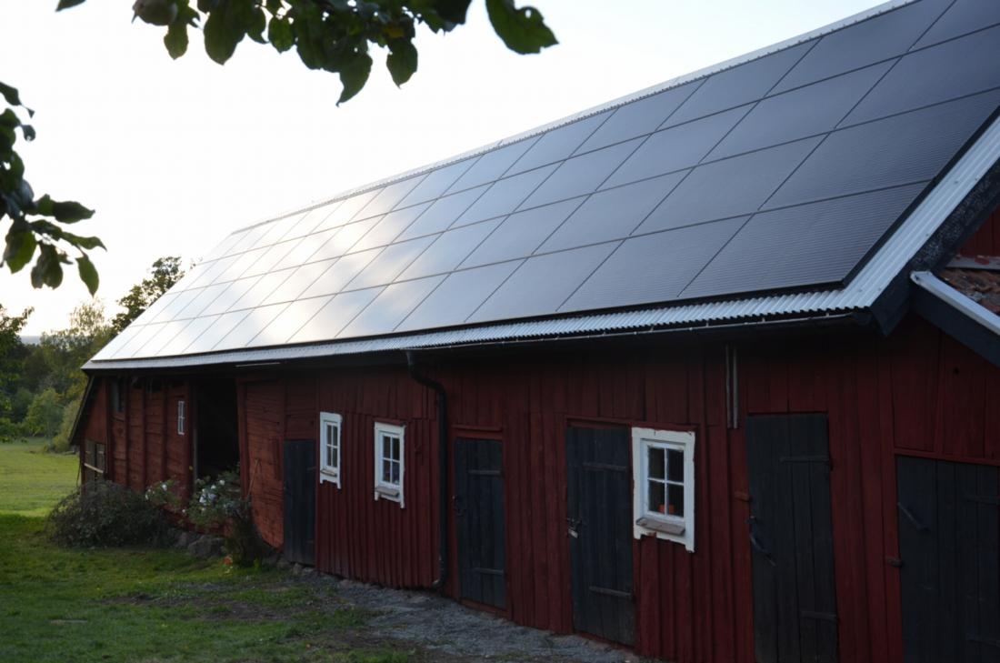 Ladugård med solceller från Solkraft Sverige.